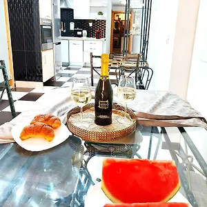 https://elegant-2-bedrooms-wifi-free.tenerifehoteles.net